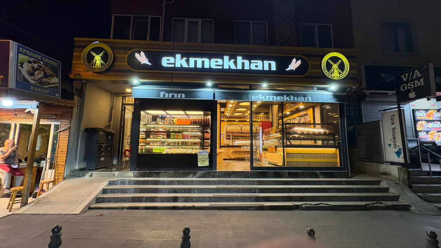 Ekmekhan Fırın gece görünümü